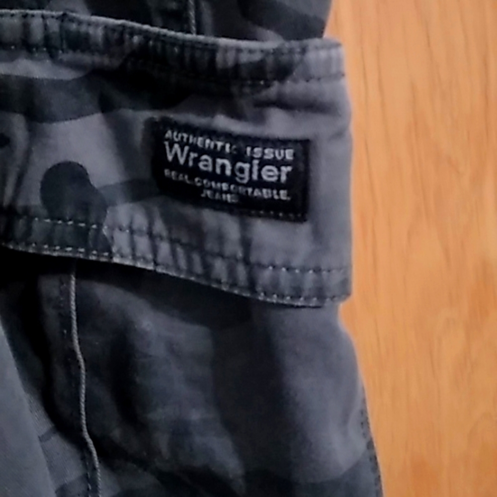 Men's Size 48 Wrangler Black N Grey Camo Cargo Shorts - Picture 2 of 4